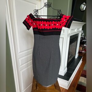 Frank Lyman US size 6, & off the shoulders. It’s lightweight & stretchy.